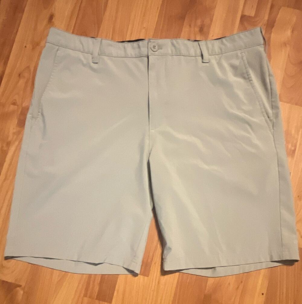IZOD Golf Men's Golf Shorts 40W Beige Solid Flat Front Pockets Logo